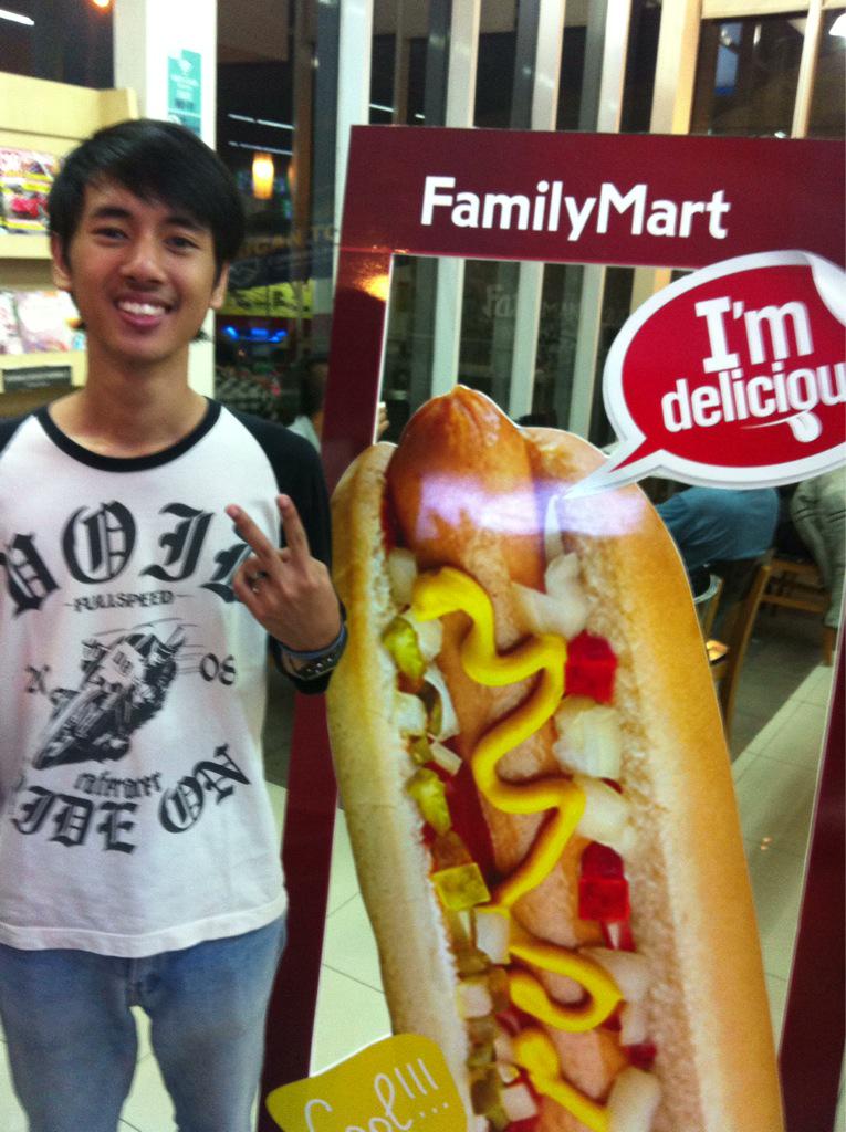 om_anin's tweet photo. @FamilyMart_ID #familymartgratishotdog http://t.co/PJFZvhM3kr