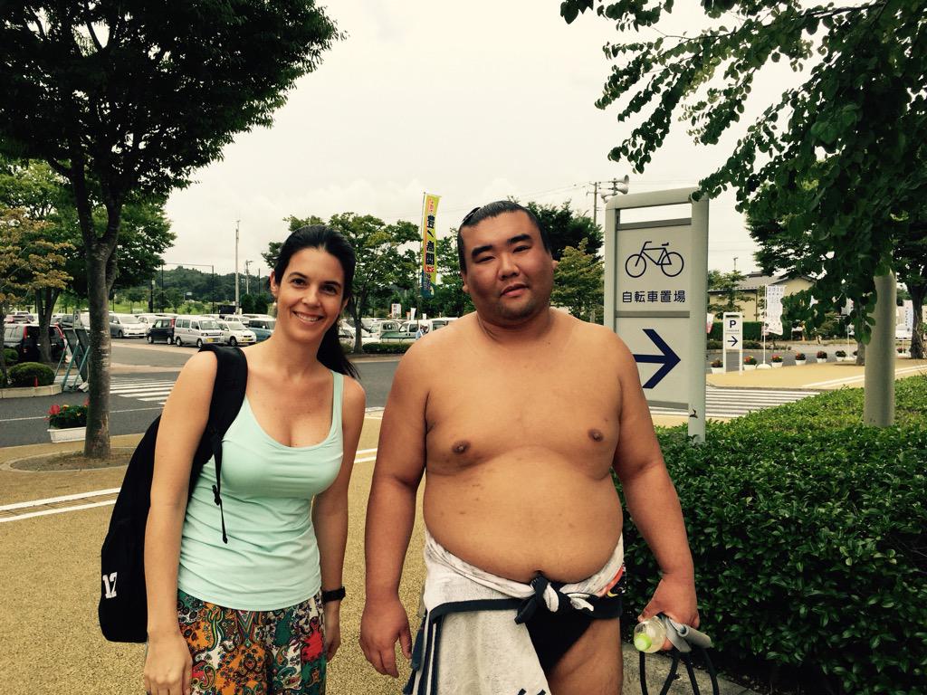 milenagimon's tweet photo. Una pelea de Sumo es punto obligatorio para ir en Japón. Y si se encuentran a un "Yokozuna", verán cómo lo respetan! http://t.co/ABZmxXvoVB