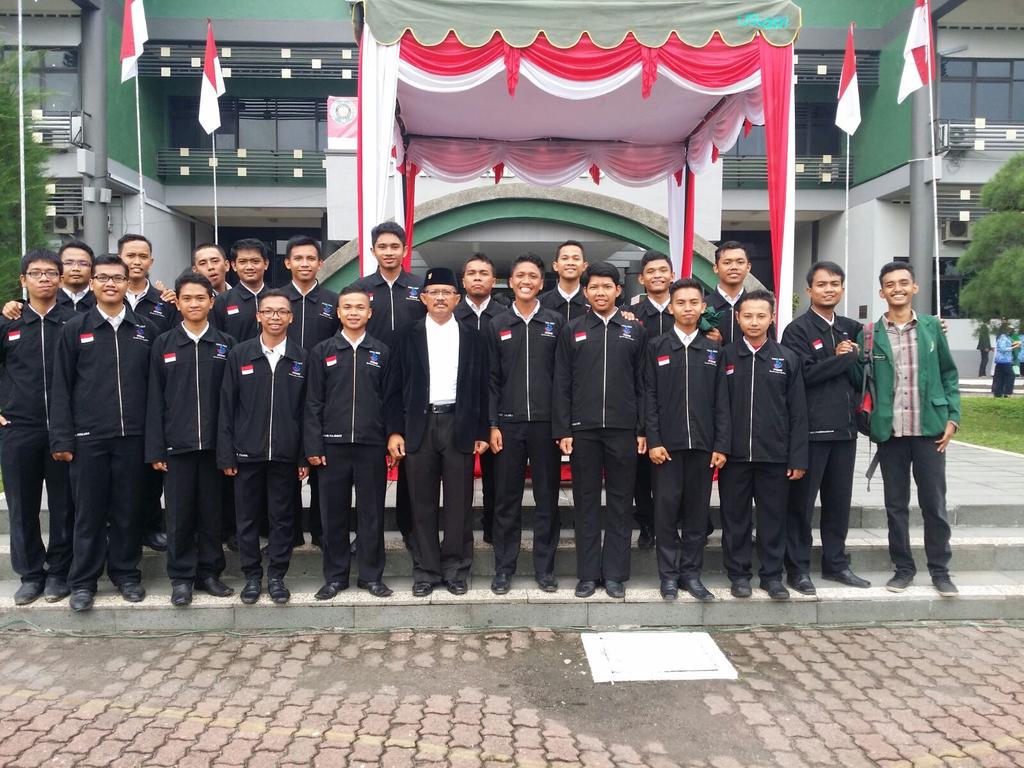 Upacara gak cuman di bangku SMA kebawah, karena upacara itu bukan semabarang kegiatan
Edisimerdeka