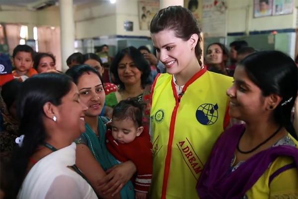 ONECampaign's tweet photo. Why a @VictoriasSecret Supermodel Is Fighting for a Polio-Free World --> http://t.co/jOUqljTrcI http://t.co/jnEjEAnvDV
