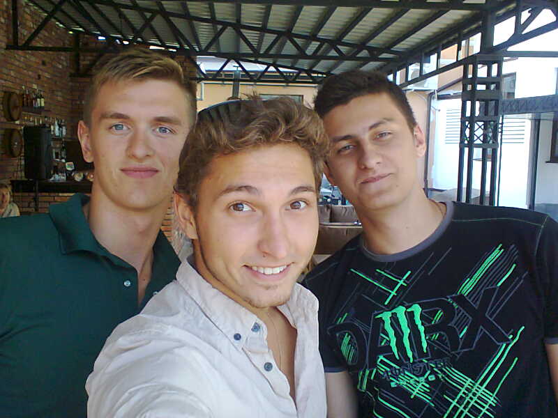 Mark17M's tweet photo. #честнаяпинта отличный день рождения, с братвой! http://t.co/AnrxHHxg24