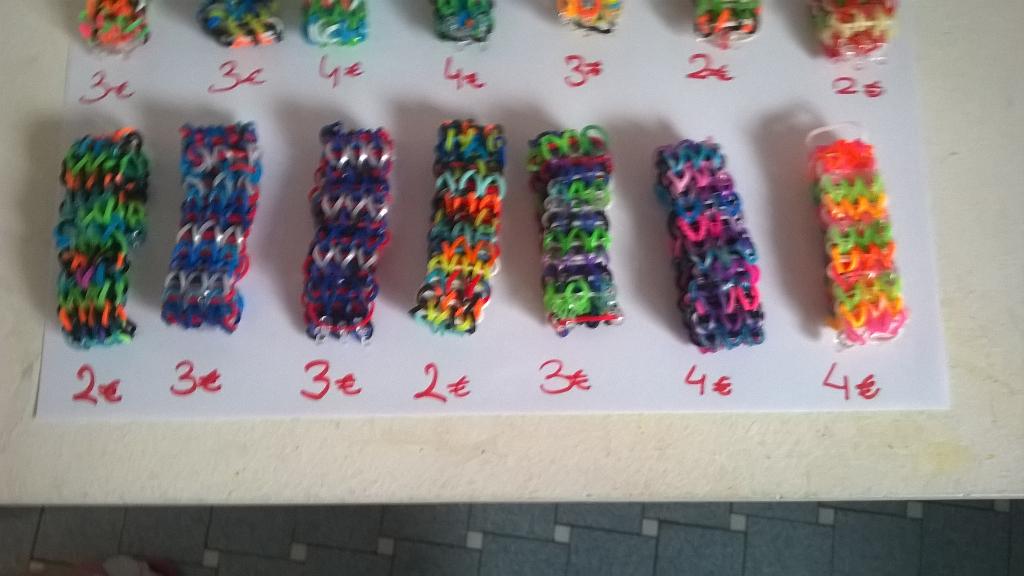 Voici la vente des bracelets de Loom bands. Les prix sont affichés en sous les bracelets.