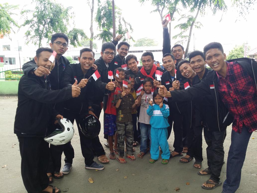 Indahnya berbagi semangat kemerdekaan..
Dapat dilakukan  dan dimulai dengan hal yang kecil..