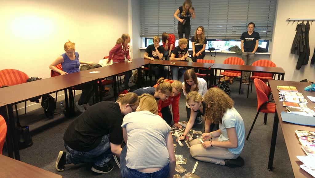 OpRuwePlanken's tweet photo. Zitten ze hoor! De bijna-eerstejaars Nederlands doen enthousiast mee aan de workshop Creatief Schrijven. #ruintro15 http://t.co/IZfN6HdRrf