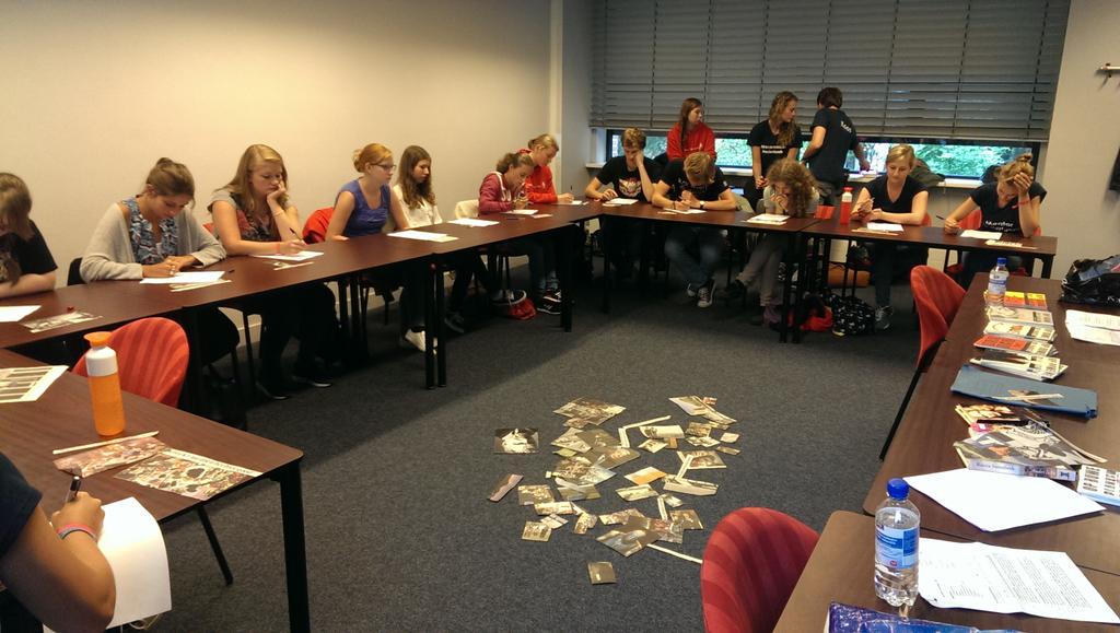 OpRuwePlanken's tweet photo. Zitten ze hoor! De bijna-eerstejaars Nederlands doen enthousiast mee aan de workshop Creatief Schrijven. #ruintro15 http://t.co/IZfN6HdRrf