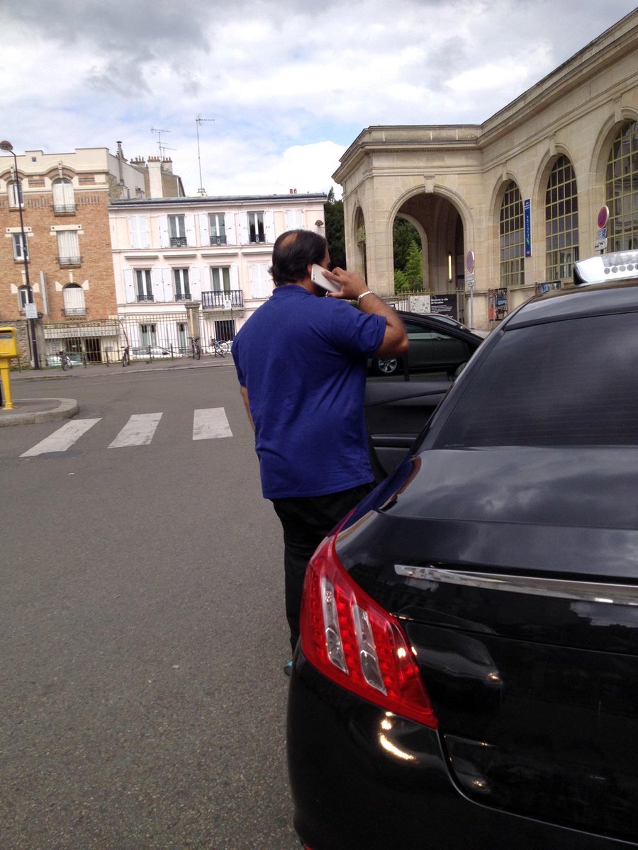 DaPinchiCode's tweet image. The clown, w/ staff at Trianon Palace Hotel, wanted €16 to Versailles N yest #CX676WZ - then tried disguise #PARIS