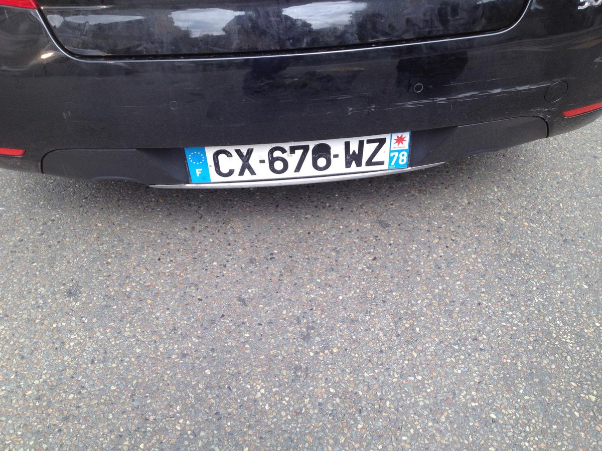 DaPinchiCode's tweet image. The clown, w/ staff at Trianon Palace Hotel, wanted €16 to Versailles N yest #CX676WZ - then tried disguise #PARIS