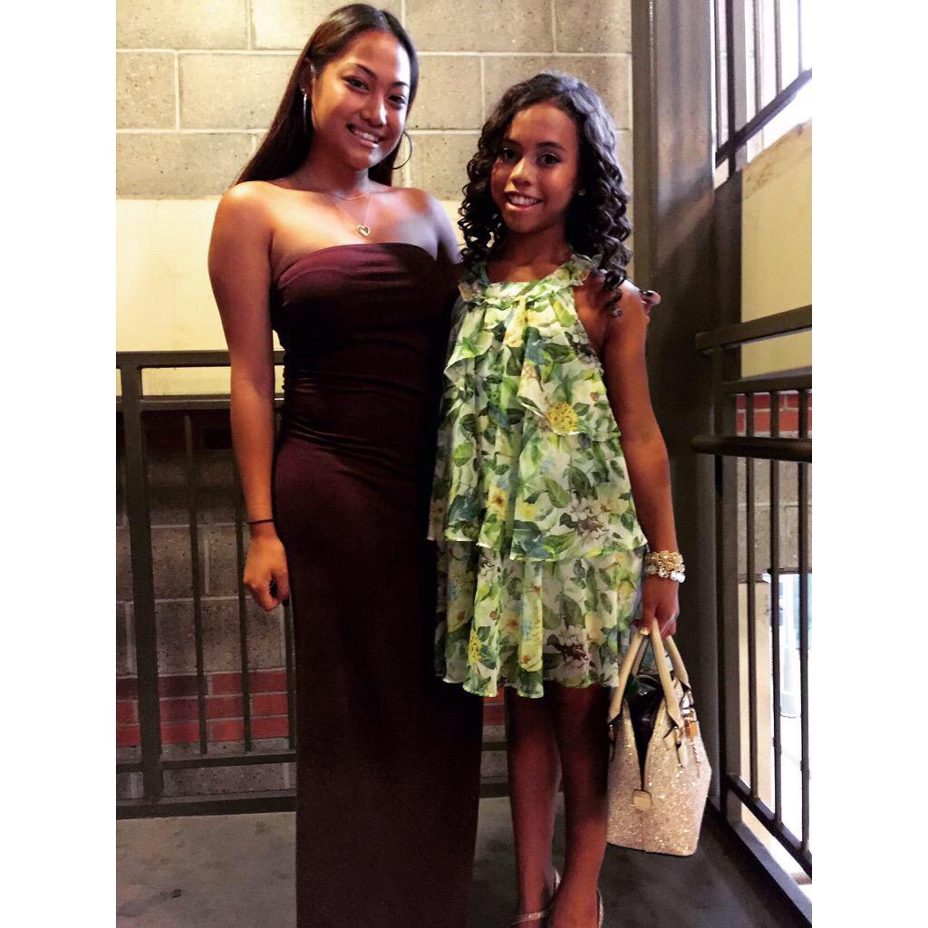 AsiaMonetUpdate's tweet photo. Asia with a fan before the Blue Carpet. http://t.co/AnAzaa8xL5