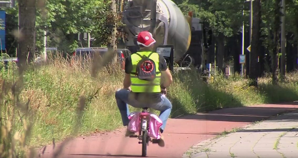 Saxion's tweet photo. Niet alleen de kids gaan #weernaarschool. Bekijk deze wel héél bijzondere #eersteschooldag! https://t.co/UEPFKDuQJQ http://t.co/dtCRbZYifT