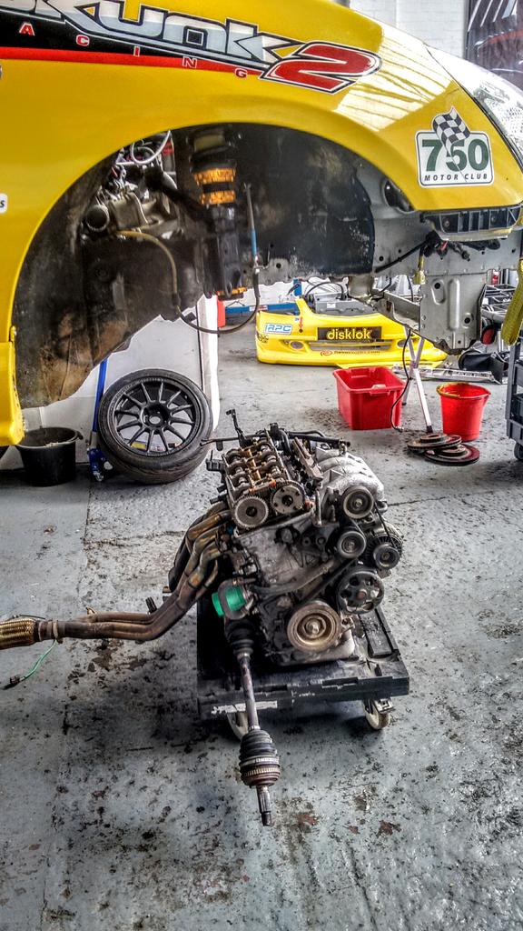 revoworks's tweet photo. Time for that motor @andygaugler #yellowspeedracing #civiccup @750MotorClub @SilverstoneUK http://t.co/cfSVLbe9mw