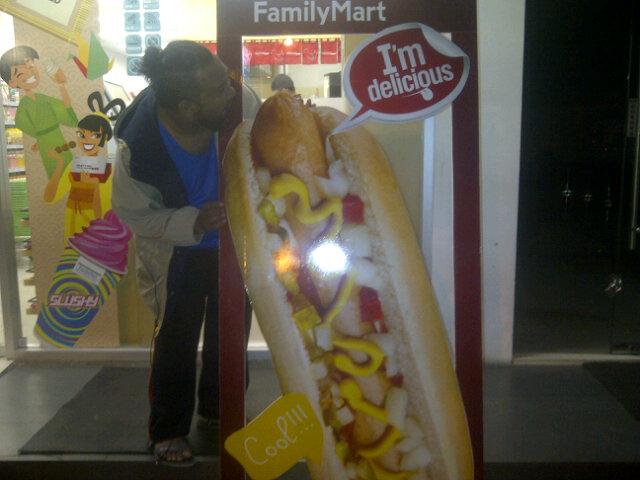 Haldo12's tweet photo. Asiiiikkk belanja di @FamilyMart_ID dpt gratis HotDog.... #familymartgratishotdog http://t.co/LlRBfKbntg
