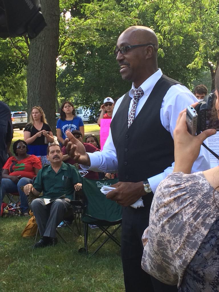 GrassrootsChi's tweet photo. "It is the bullets of bad policy, the knives of injustice, that are killing our young people in our cmty." #savedyett http://t.co/XzvYKawDXi