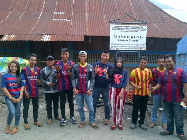 INDOBARCA_SPN's tweet photo. @INDOBARCA_JBI para member IndoBarca Supenci saat mengantarkan bantuan kepada korban Kebakaran Lempur Tengah :) http://t.co/Ouxd1uAXmi