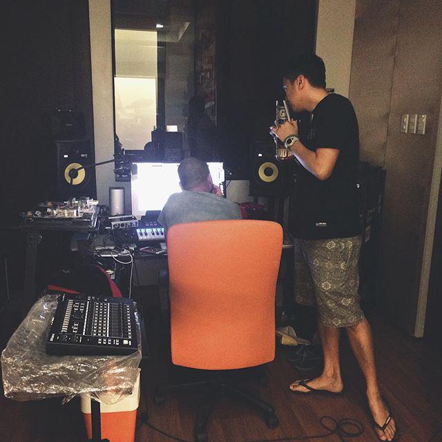 larissabuendia's tweet photo. Pulling a near all-nighter with @sinymasound's Madz and Cy for tomorrow's Samsung shindig. (What phone am I holding… http://t.co/ykTUJMrhb0