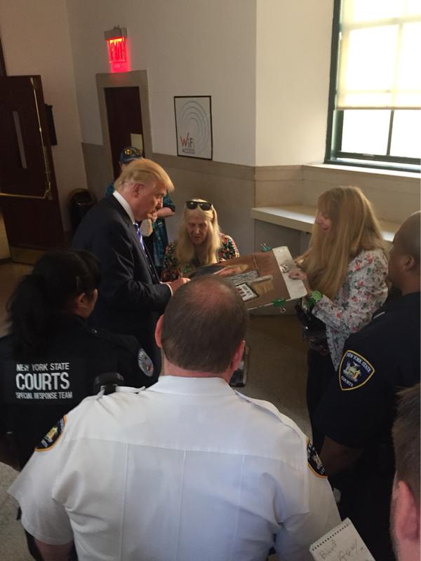 ABCPolitics's tweet image. Donald Trump signs a court sketch of himself while reporting for jury duty today - @InesdLC abcn.ws/1Mxt3oP