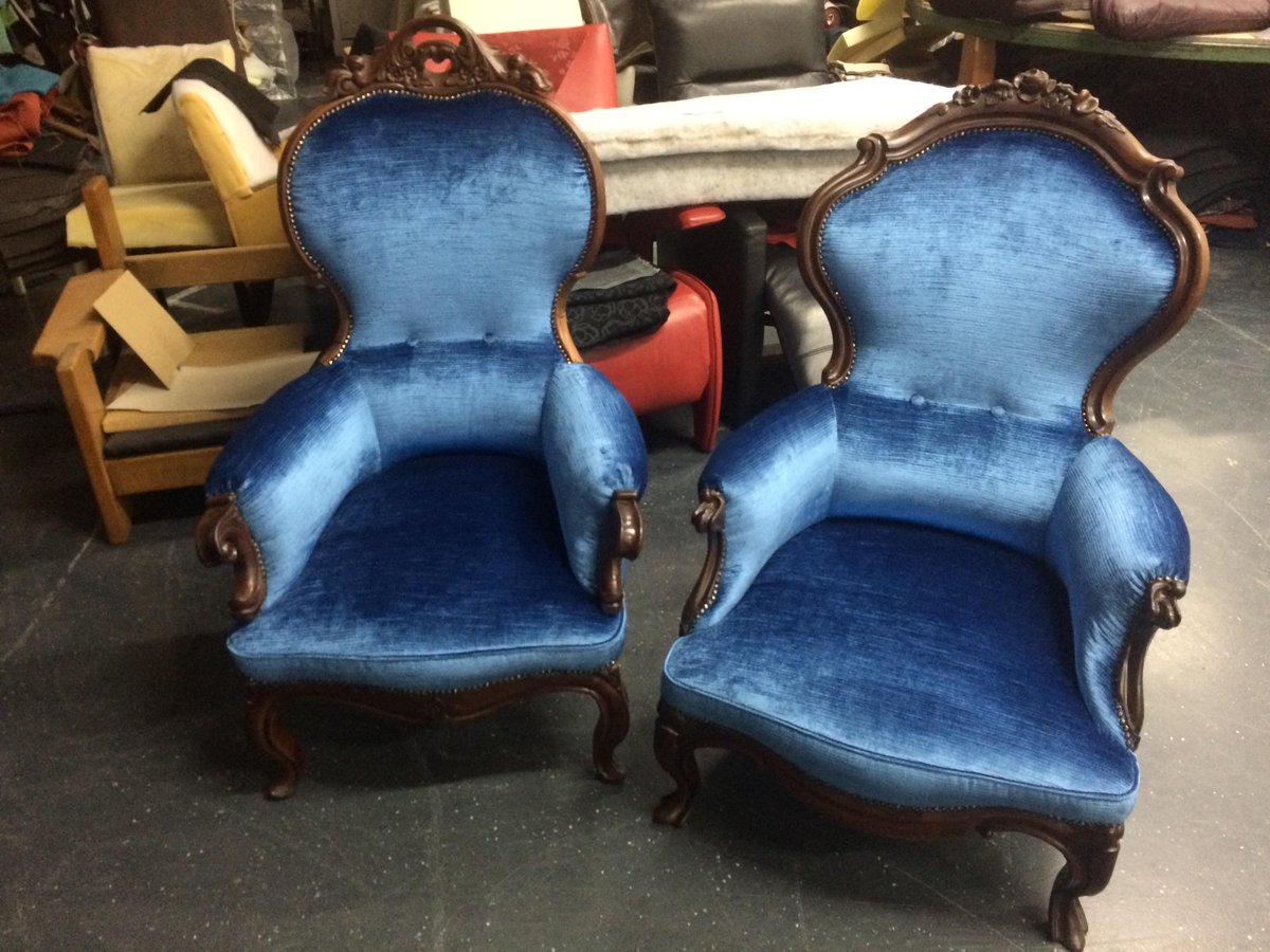 Twee prachtfauteuils, geheel in originele staat teruggebracht met een aparte gewaagde stof !