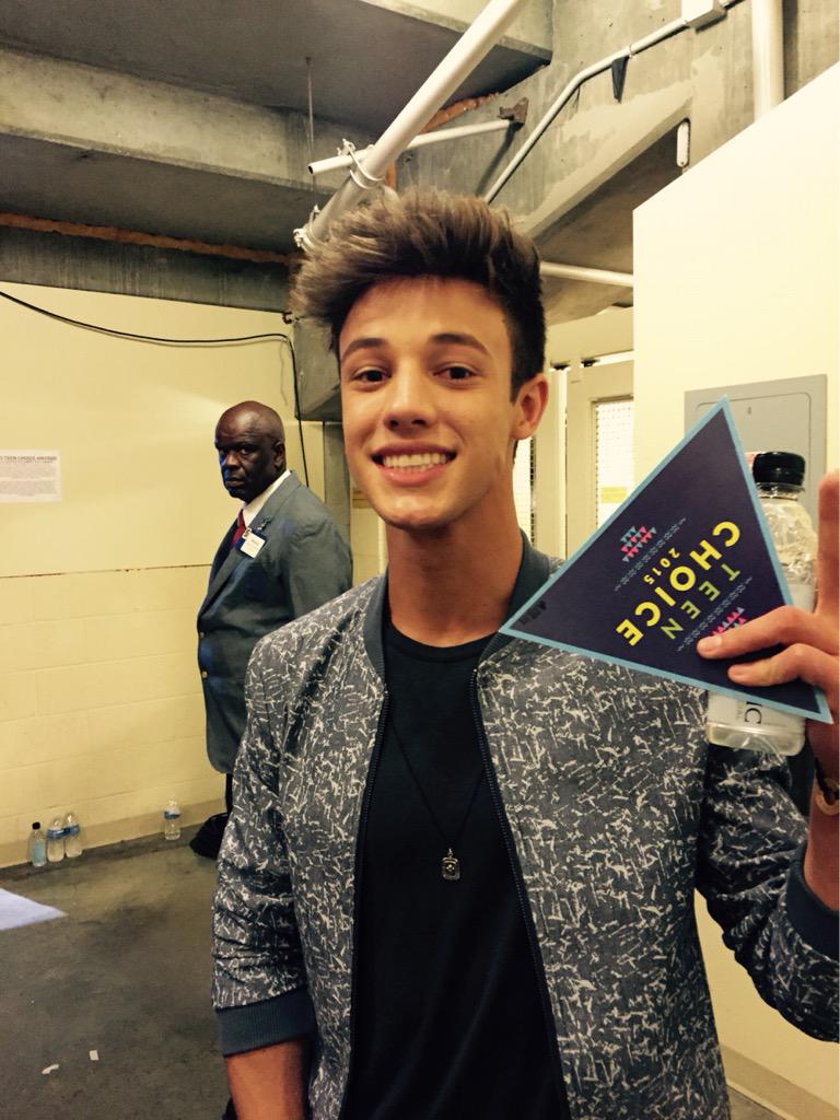 TeenChoiceFOX's tweet photo. RT to congratulate #camerondallas on his TWO surfboards!  Congrats, @camerondallas!! #teenchoice #TeenChoiceAwards http://t.co/Nz4wxsMdBy