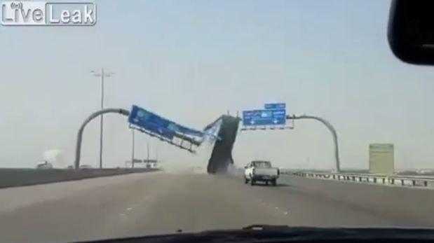 taringavideo's tweet photo. CHOFER SE VOLVIO LOCO Y ARRASO CON UN CARTEL DE TRANSITO VER VIDEO: http://t.co/rrO5oLOGmQ http://t.co/V5YlYE8068