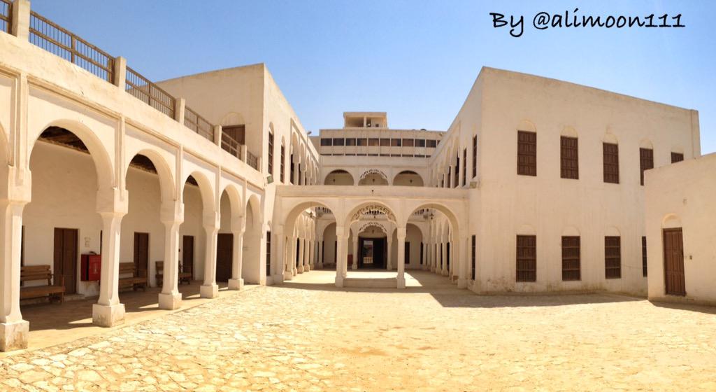 alimoon111's tweet photo. 4⃣ ستزال عمارة د/المقيد كما تعرف من أمام #مدرسة_الهفوف_الأولى حتى تكون المدرسة هي المطلة على الشارع الرئيسي

#الأحساء http://t.co/eMOHpD6zE7