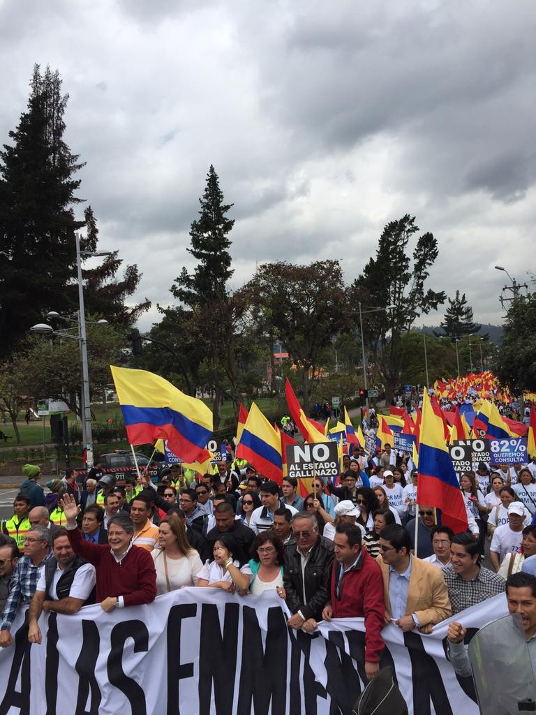 complicefm's tweet photo. #Cuenca: "@LassoGuillermo: Estamos en #Cuenca marchando por la democracia y la familia ecuatoriana... http://t.co/Gnn9su3SdN"