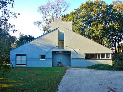 dezeen's tweet photo. Catch up with our summer-long series on Postmodernism: http://t.co/mEnmluPGlo #Pomosummer #architecture #design http://t.co/T4UBxu9AAq