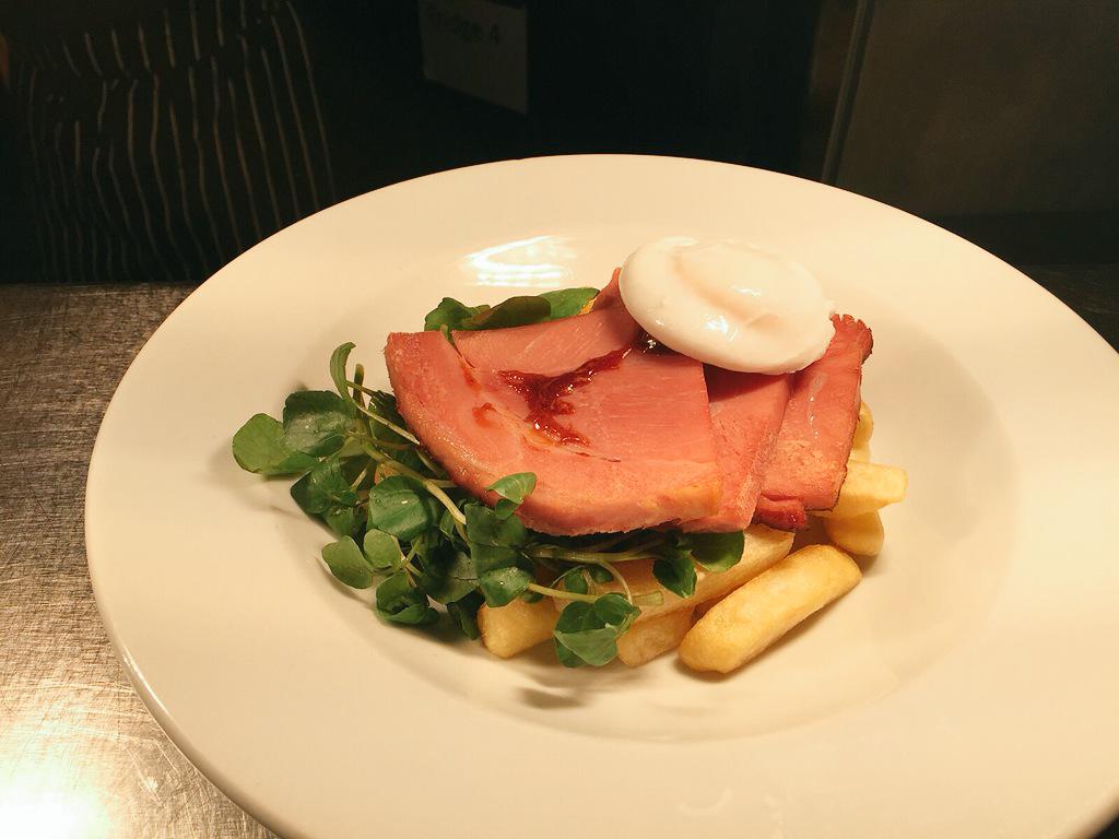 YAT_Cafe's tweet photo. Try our delicious take on the classic Honey Roast Ham, Poached Egg, Watercress &amp; Chunky Chips #classicdish #newseason http://t.co/BXzRJ9saIc