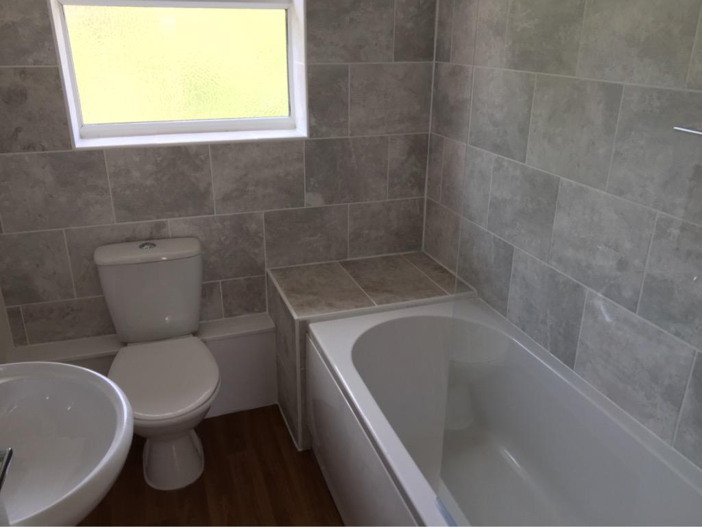 ZKimberley's tweet photo. NEW SALES INSTRUCTION! Fully refurbed 1 bed flat, under 500m from station &amp; parking £148,000 #aldershot #investment http://t.co/gqcgorL1WB