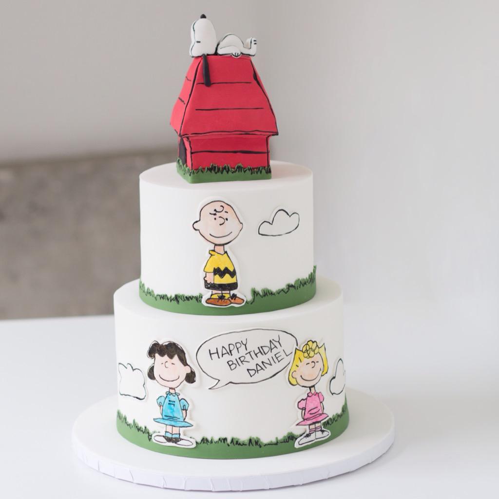 Another fun cake from this weekend! @eternitymomentwedding😀 #charliebrown #snoopy #peanuts #caketopper #cartooncake