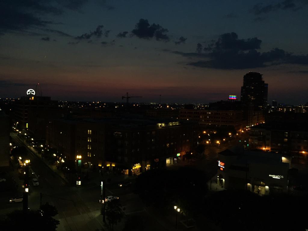 boomitsbrenda's tweet photo. #DallasPoolParty rooftop view 😍🌃 http://t.co/lJxWgdoNRR