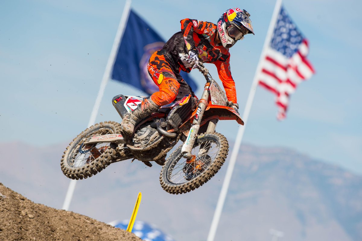 oakley's tweet photo. It never gets old. 

Congrats to @ryandungey on locking up a 3rd 450MX championship this wknd at #UtahMX. #AirbrakeMX http://t.co/uc1p1PGrUK