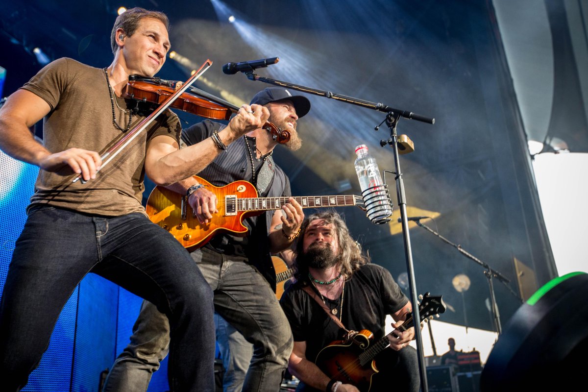 zacbrownband's tweet photo. What a way to end an incredible weekend of shows. Buffalo, THANK YOU! http://t.co/wHPc7AOlGT