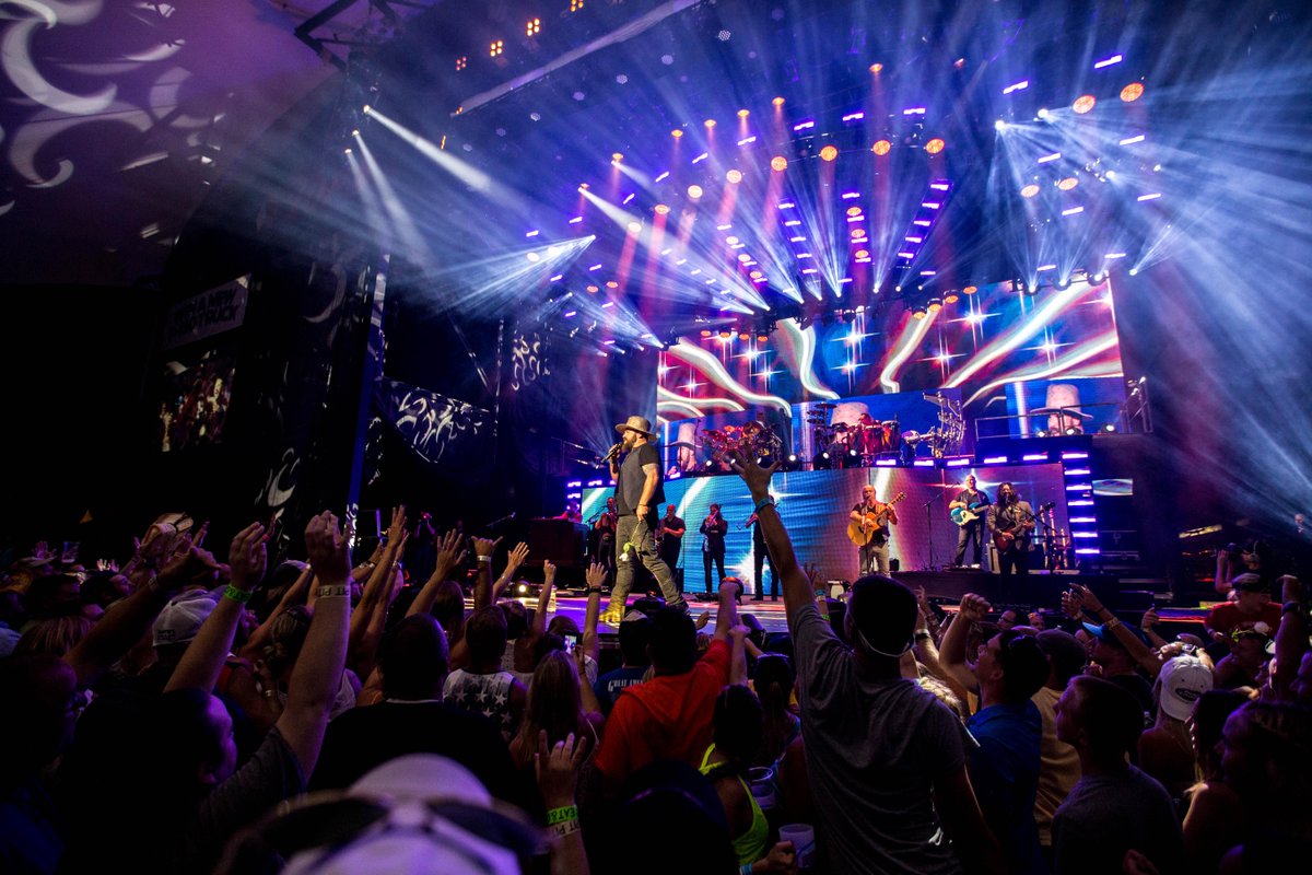 zacbrownband's tweet photo. What a way to end an incredible weekend of shows. Buffalo, THANK YOU! http://t.co/wHPc7AOlGT