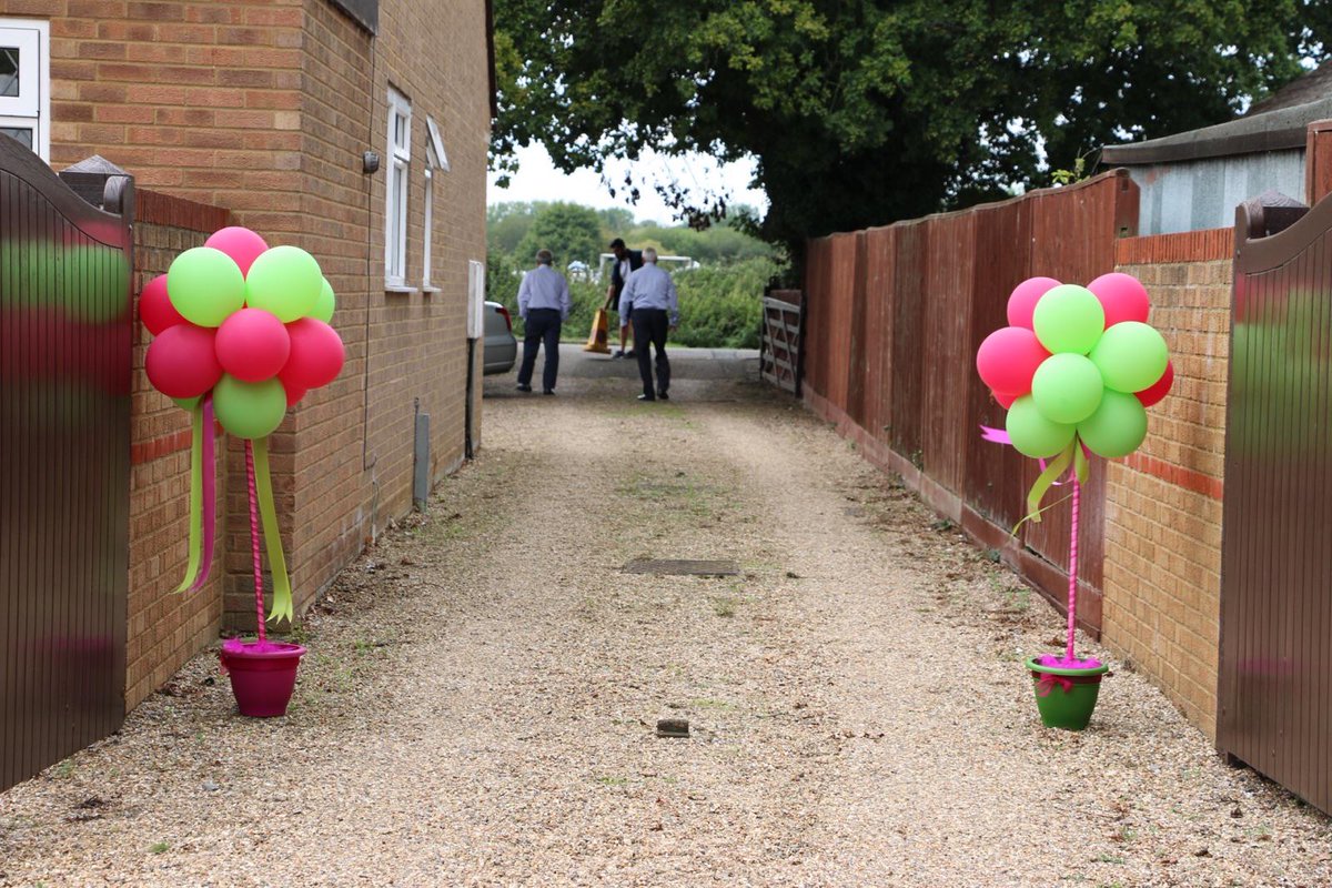 GrapefruitB's tweet photo. These balloon topiary trees are always a great hit. The ribbons blow gently in the breeze. http://t.co/vfYTbBcgPT