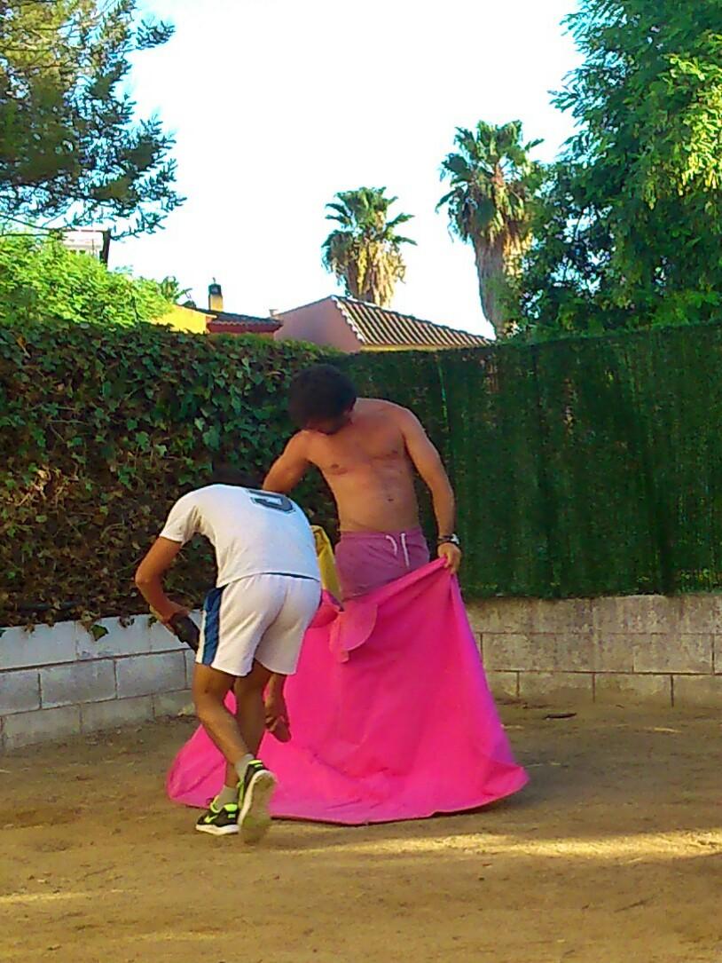 MEscacenaPineda's tweet photo. Viendo torear de salón a @AFdezPineda en su casa de Gelves se acuerda uno de Joselito El Gallo... http://t.co/TJzYxIlnTx