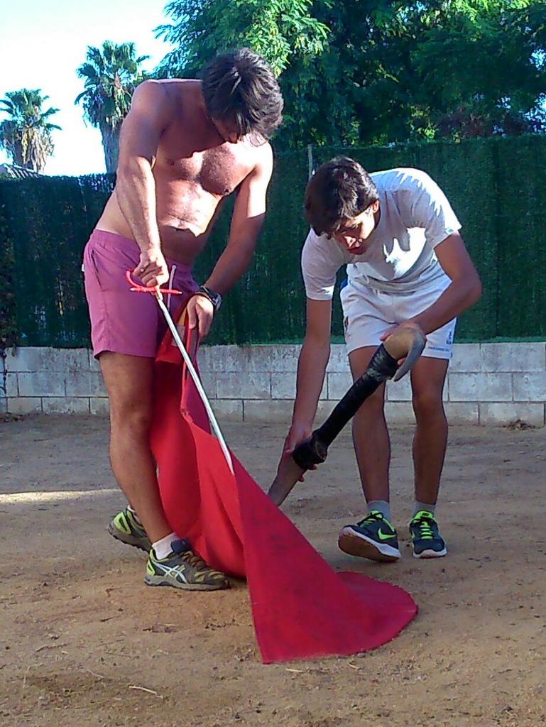 MEscacenaPineda's tweet photo. Viendo torear de salón a @AFdezPineda en su casa de Gelves se acuerda uno de Joselito El Gallo... http://t.co/TJzYxIlnTx