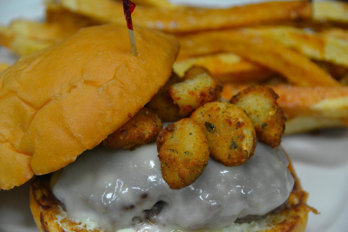 ZekesUnchained's tweet photo. Weekly Specials: Popper Burger and Pesto Beet Pizza! #eatlocal #yummy http://t.co/neNxebglAK