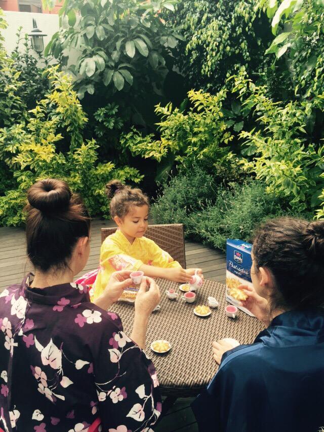 EN CASA DE LOS PERRONI GARZA HASTA PARA TOMAR EL TÉ Y GALLETITAS SE ARMA GRAN PRODUCCIÓN <a href="/SuandyMx/">Suandy</a> LUNES DE DELICIA!