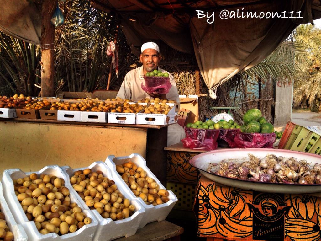 alimoon111's tweet photo. قطفه من مزرعته
وبسطه بجانب بابها
وعلى باب الله ينتظر ليأخذ رزقه

#الأحساء 🌹 http://t.co/cc5p7sCtJo