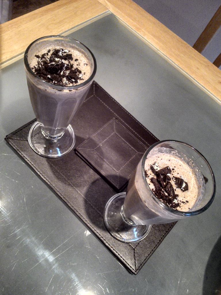 skeletonrecs's tweet photo. #OreoMilkshakes for dessert, courtesy of my little Princess (I drank a bit of mine before the photo shoot) http://t.co/0egNGnUQaZ