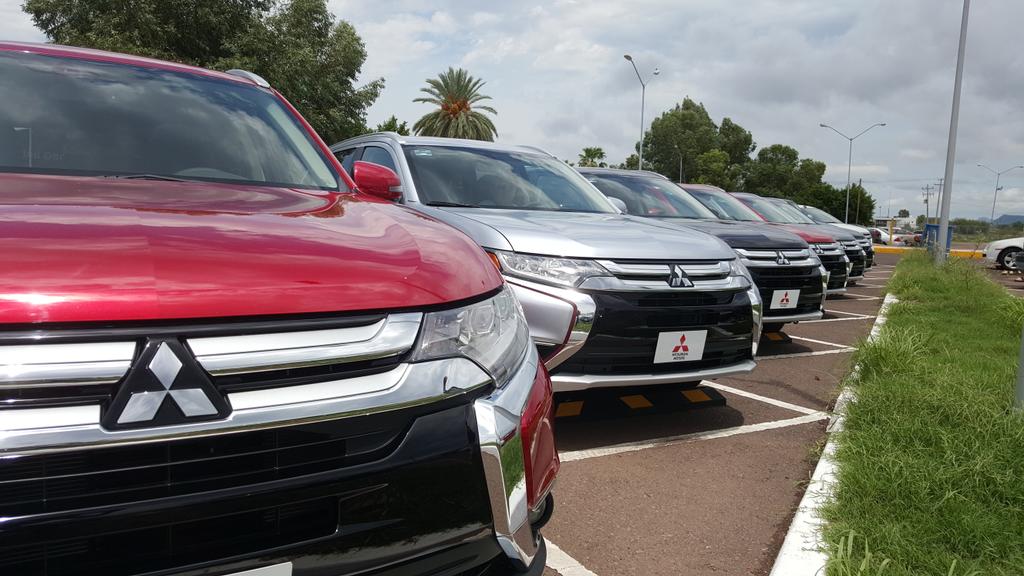AutomovilMex's tweet photo. Arriba a nuestro país la @MxMitsubishi #Outlander2016. Apenas inicia la prueba de manejo, en un momento detalles. http://t.co/Ee4HI6LUHu
