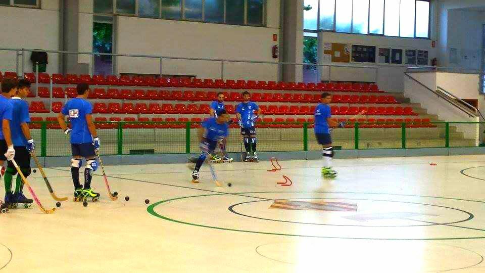 LleidaLlista's tweet photo. El Llista Blava està ara mateix realitzant el primer entrenament de la pretemporada al pavelló de Bell-Lloch #oklliga http://t.co/apNY6U8pEl