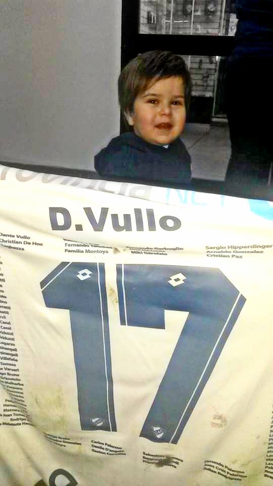 ASocioQAC's tweet photo. DANTE CON SU CAMISETA! http://t.co/Yg13qkXRpT