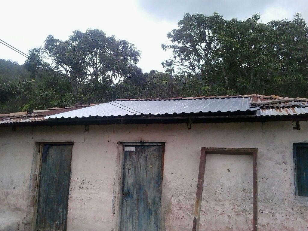 Cambio de techos a familias de #Tatumbla. Trabajo y más trabajo tal como <a href="/JuanOrlandoH/">Juan Orlando Hernández</a> y <a href="/anagarciacarias/">Ana García de Hernández</a>.