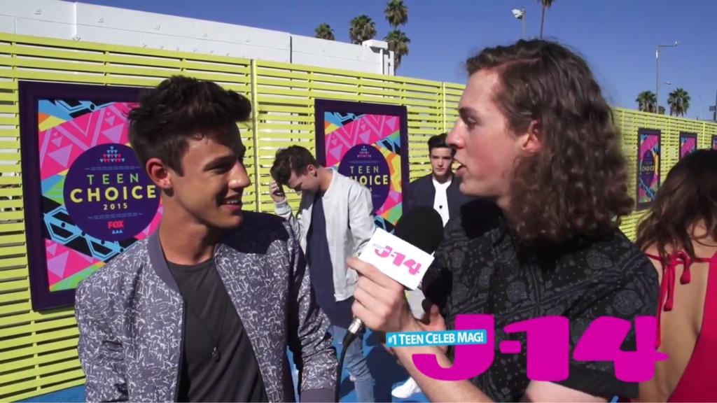 grievingrier's tweet image. TAYLOR I SEE YOU IN THE BACK @taylorcaniff 😂