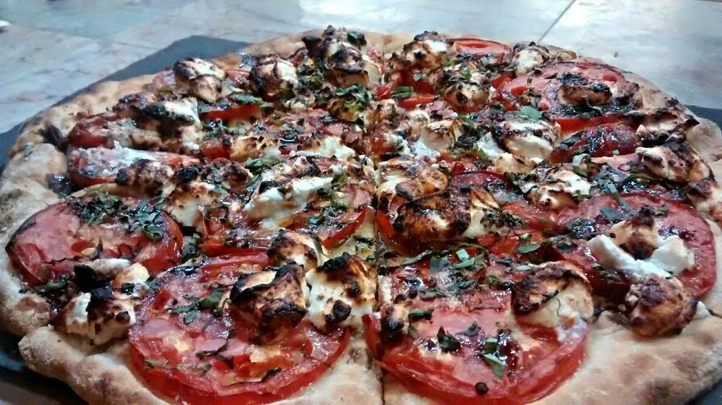BasculeBridgeG's tweet photo. One of the new pizzas on our new summer menu! Heirloom tomato, cheve, Basil and balsamic. #delicious #pizza http://t.co/JxkCFW3C7B