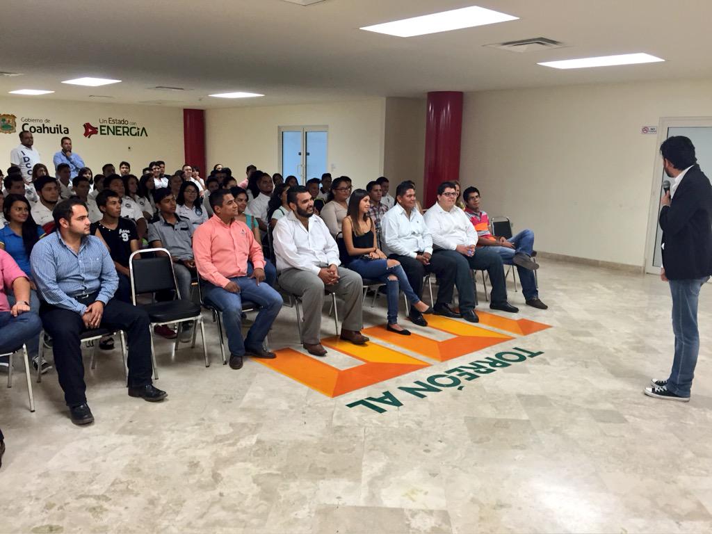 Josehdz_99's tweet photo. Conferencia #TuPrimerPaso #SigueTusSueños por Juanjo Carrillo y Aurora Tenorio #JuntosXLaJuventud @sejuve_laguna http://t.co/hK3ztLT7wF