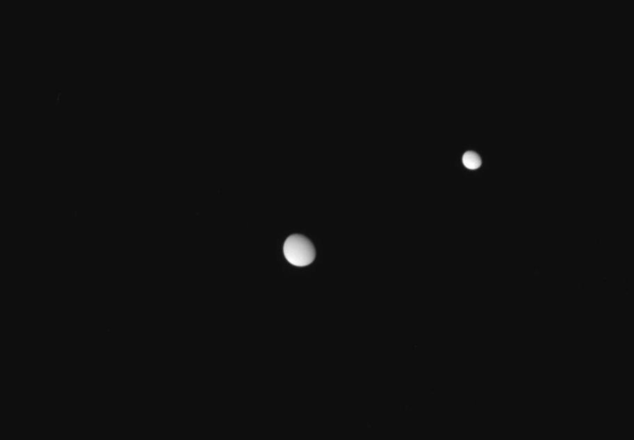 The first images from the final close Dione flyby today are coming in now. More soon. Details: go.nasa.gov/1MojJBP