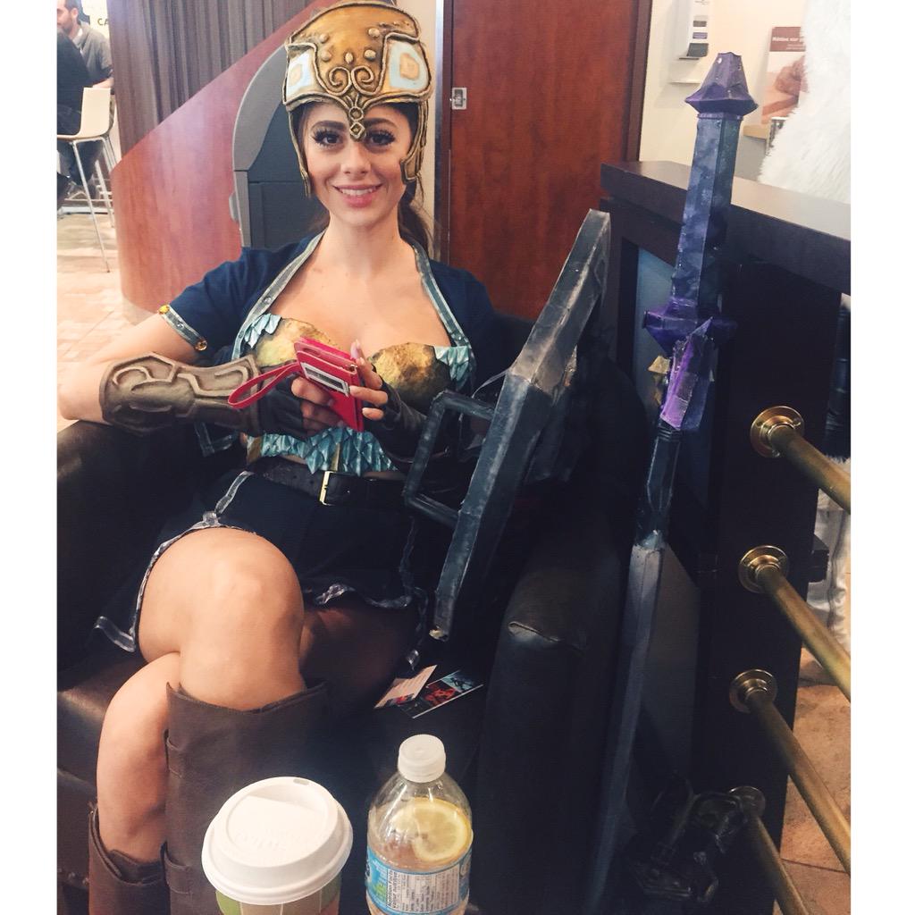 AzzyLand's tweet image. Share a coke with Link

#CosplayInPublicPlaces #awkard #cosplayProblems #cosplay #link #zoraarmor