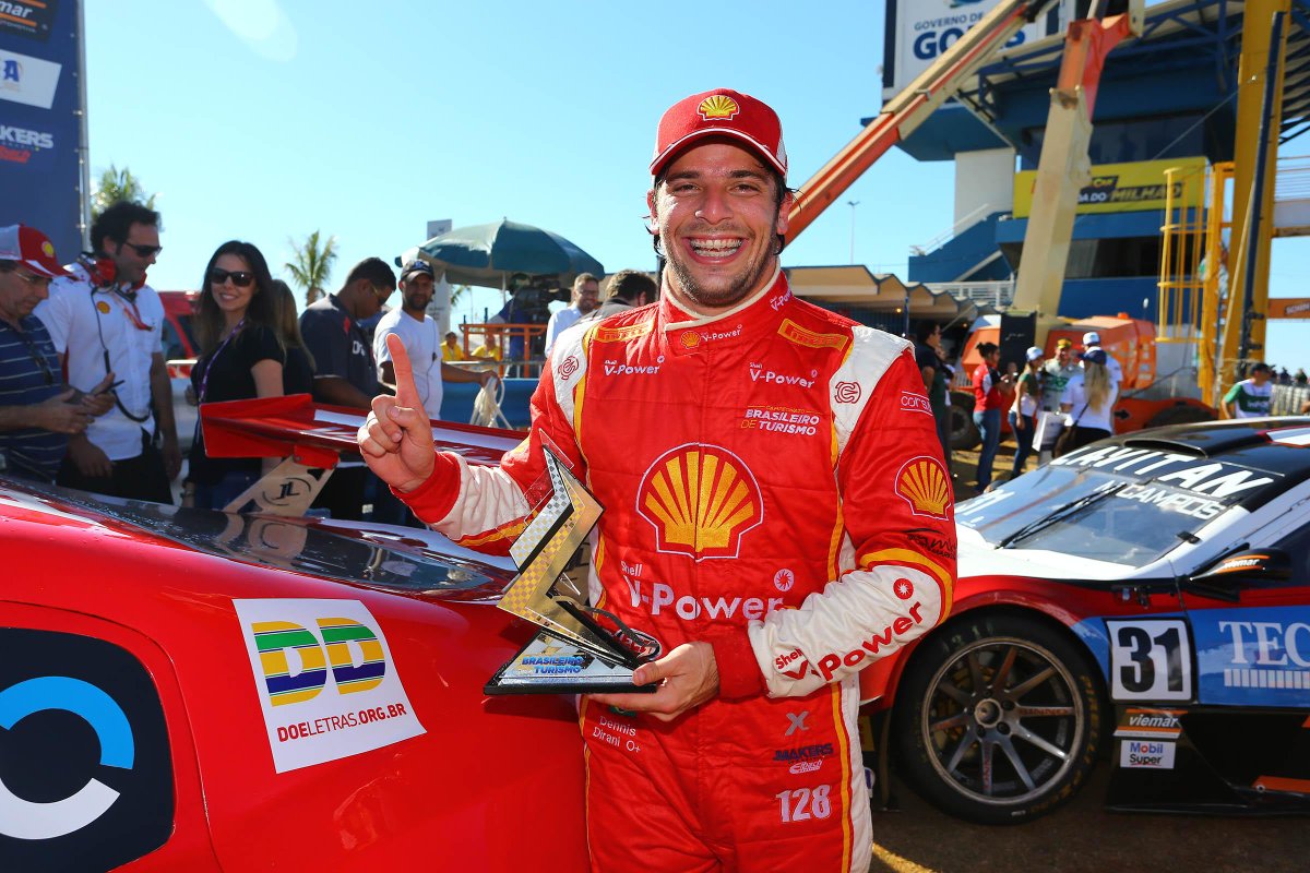 ayrtonsenna's tweet photo. Na preliminar da Corrida do Milhão,o piloto @dennisdirani correu com o adesivo #Doeletras e garantiu a vitória! http://t.co/cHwdvbyKVc
