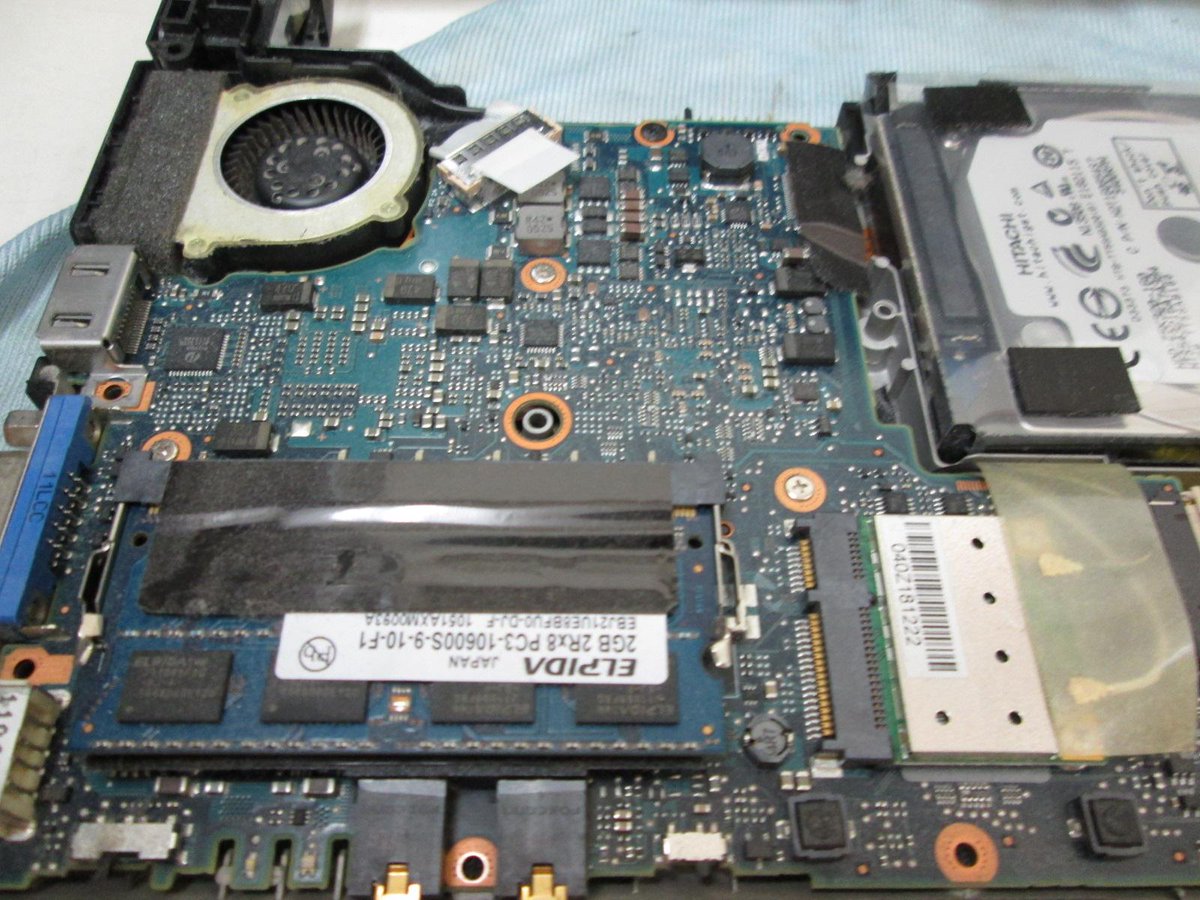 機種によっては分解をしないとメモリスロットが見えないものもあります。増設も交換も、迷ったらリカバリーへご相談ください。ご希望であれば、店頭中古PCのカスタマイズ販売もお受け致します♪